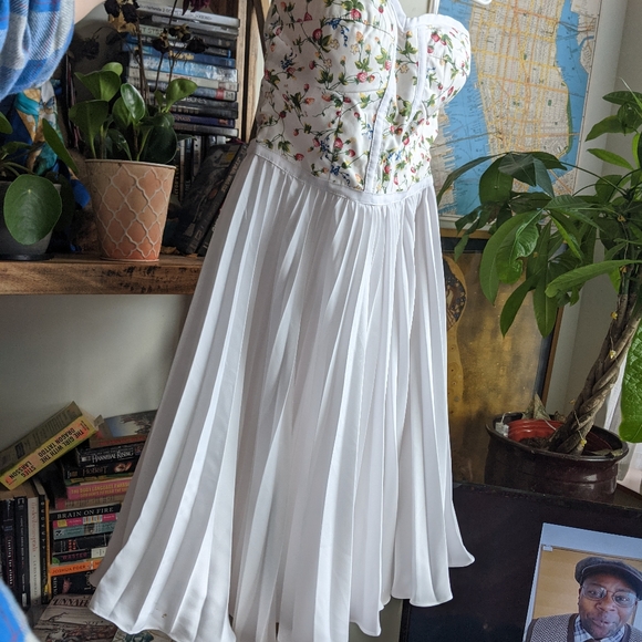 NWT White Formal Strawberry Floral Dress sz Small - Picture 3 of 9